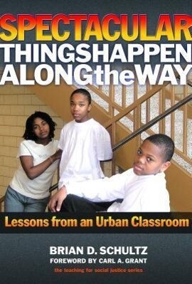 Spectacular Things Happen Along the Way: Lessons from an Urban Classroom als Buch (gebunden)