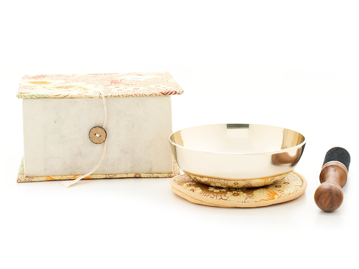 Produktbild: Flache Klangschale in Box mit cremefarbigem Stoffbezug