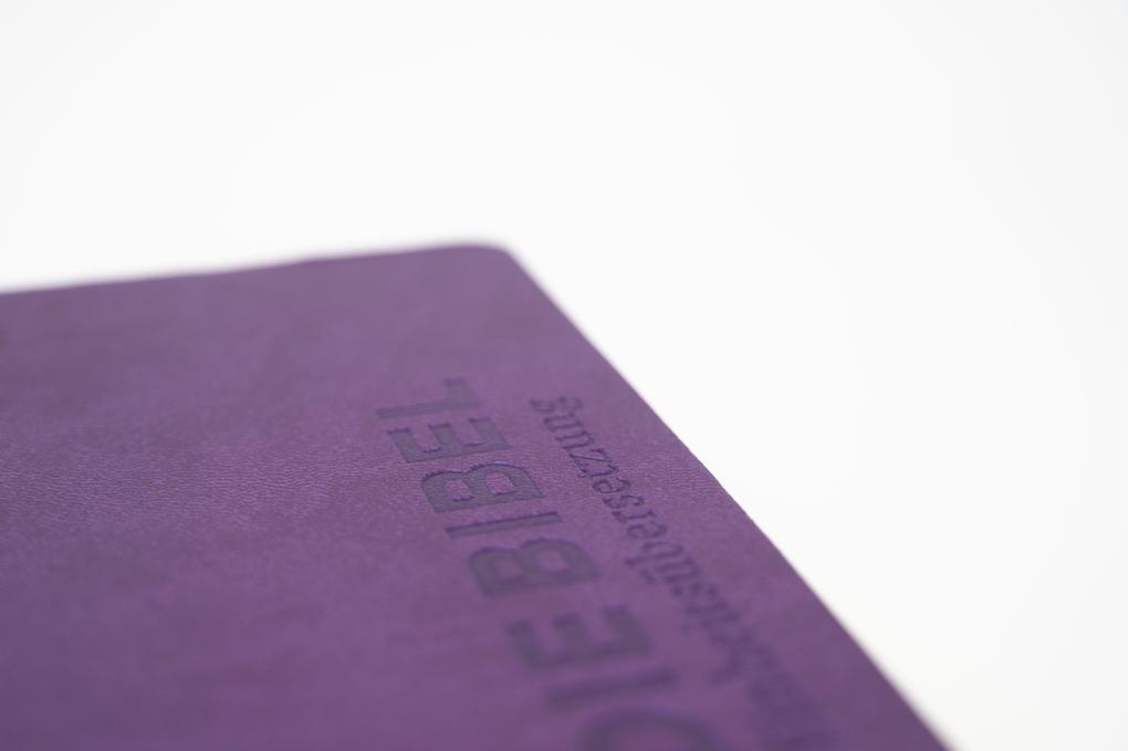 Weitere Ansicht: Die Bibel. Senfkorn, Handschmeichler lila