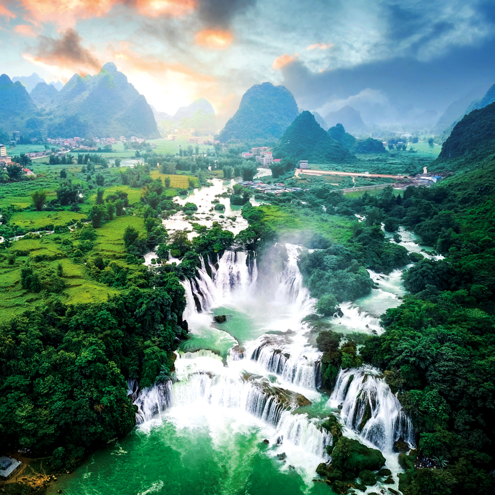 Weitere Ansicht: Waterfalls 2023