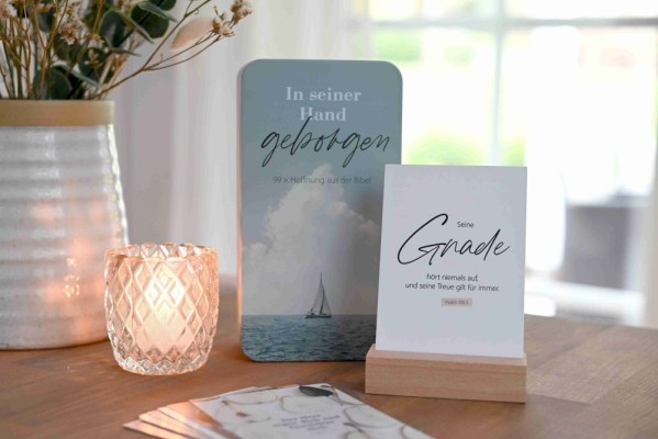 Weitere Ansicht: In seiner Hand geborgen - Blechdose