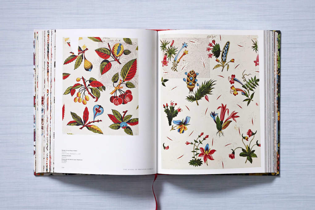 Weitere Ansicht: The Book of Printed Fabrics. From the 16th century until today | Aziza Gril-Mariotte