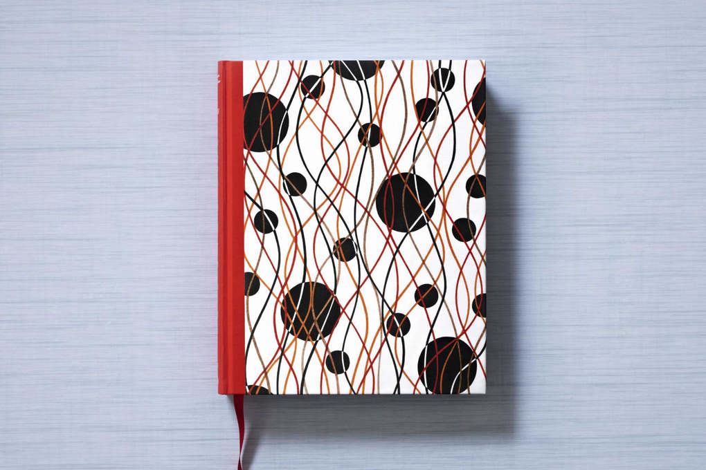 Weitere Ansicht: The Book of Printed Fabrics. From the 16th century until today | Aziza Gril-Mariotte