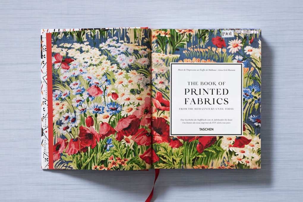 Weitere Ansicht: The Book of Printed Fabrics. From the 16th century until today | Aziza Gril-Mariotte
