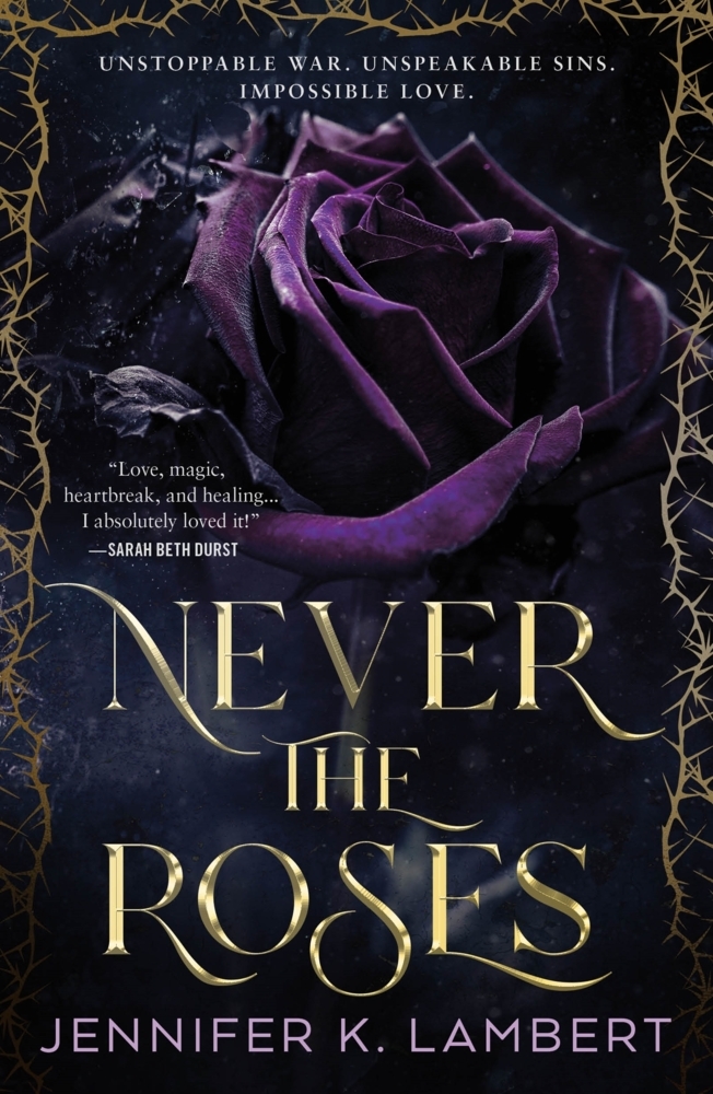 Produktbild: Never the Roses | Jennifer K. Lambert
