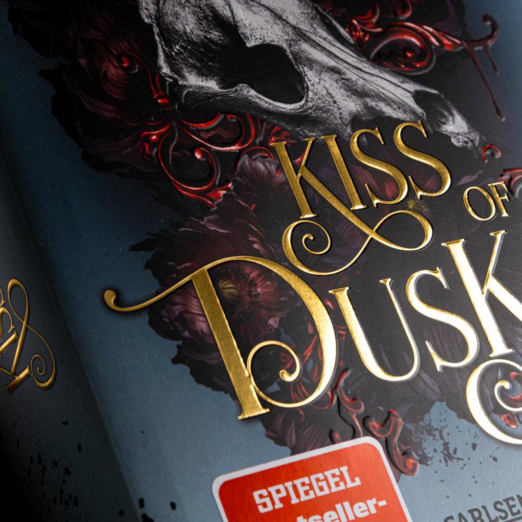 Weitere Ansicht: The Fallen and the Kiss of Dusk (Crowns of Nyaxia 4) | Carissa Broadbent