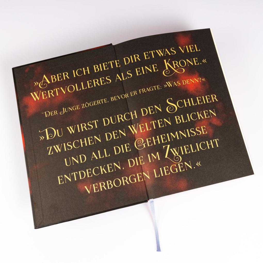 Weitere Ansicht: The Fallen and the Kiss of Dusk (Crowns of Nyaxia 4) | Carissa Broadbent