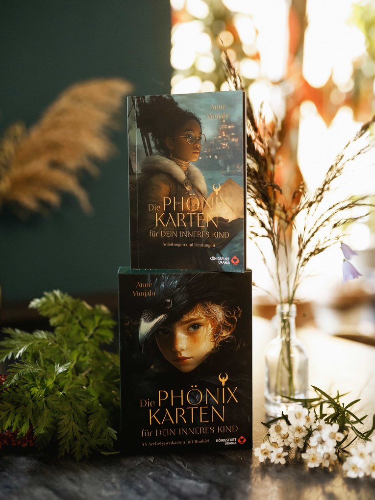 Weitere Ansicht: Die Phönixkarten für dein Inneres Kind - 44 Archetypenkarten und 192-seitiges farbiges Booklet | Anne Vonjahr