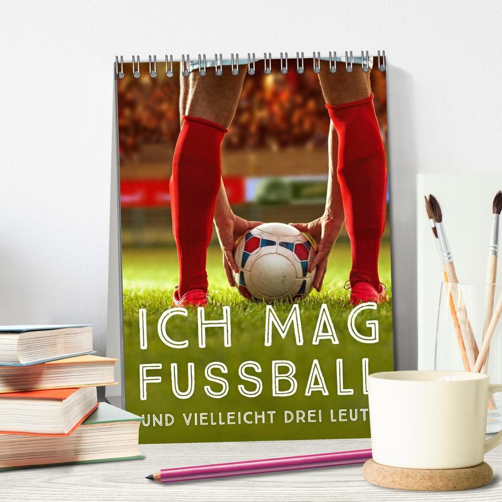 Weitere Ansicht: Ich mag Fußball... und vielleicht drei Leute. Sprüche und Weisheiten vom Spielfeldrand (Tischkalender 2026 DIN A5 hoch), CALVENDO Monatskalender | CALVENDO CALVENDO, Calvendo