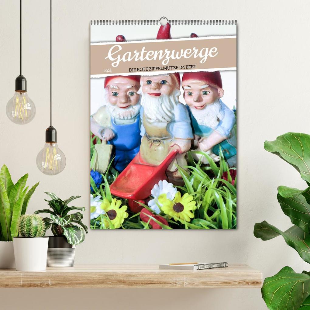 Weitere Ansicht: Gartenzwerge: Die rote Zipfelmütze im Beet (Wandkalender 2026 DIN A2 hoch), CALVENDO Monatskalender | Calvendo, CALVENDO CALVENDO
