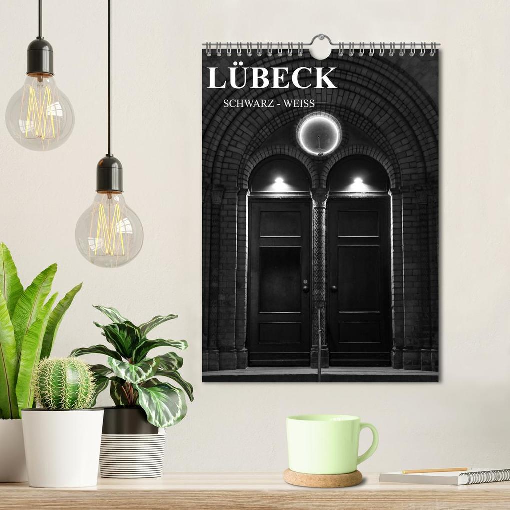 Weitere Ansicht: Lübeck schwarz-weiß (Wandkalender 2026 DIN A4 hoch), CALVENDO Monatskalender | Oliver Peters, Calvendo