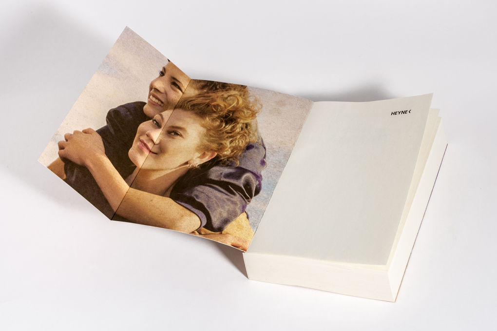 Weitere Ansicht: Rosen im Asphalt | Felicitas Fuchs