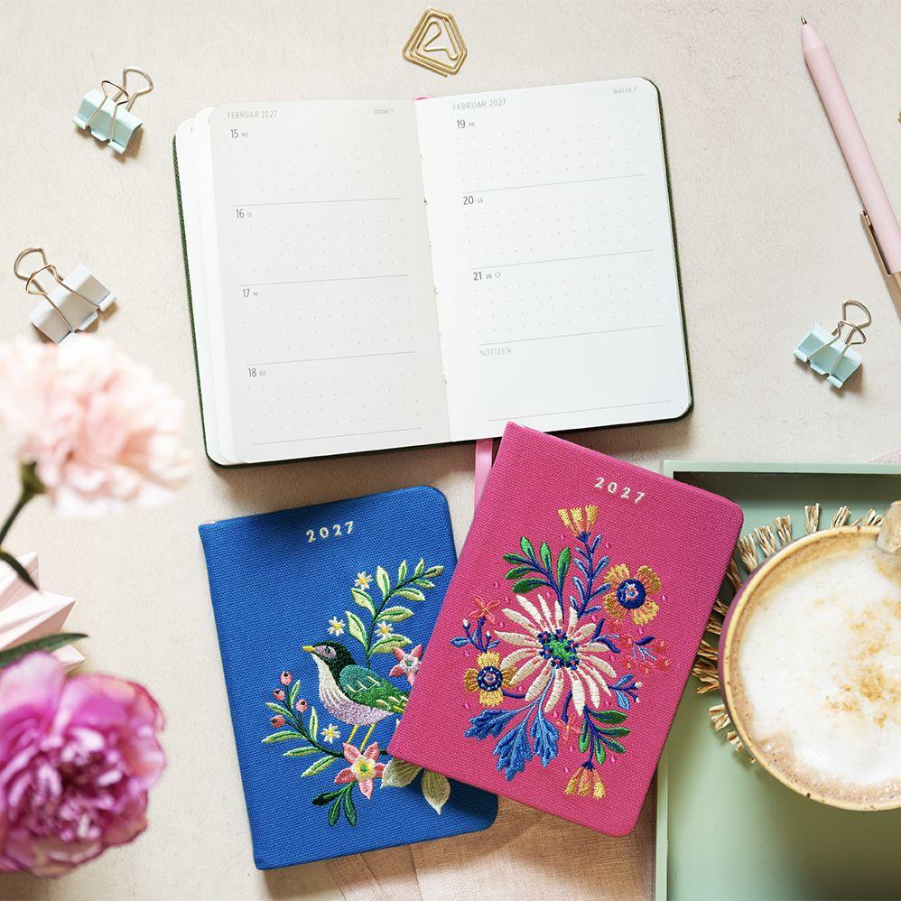 Weitere Ansicht: Taschenkalender A6 2027: Blütenmotiv, bestickt, pink