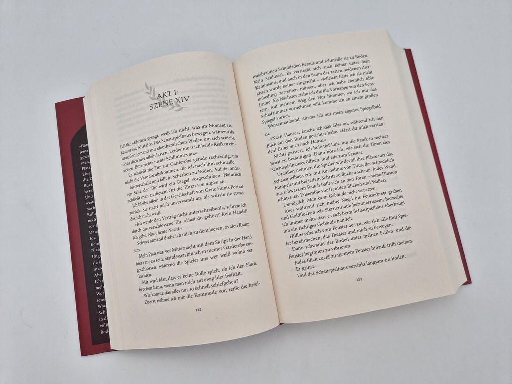Weitere Ansicht: A Stage set for Villains | Shannon J. Spann