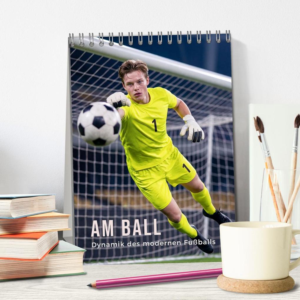 Weitere Ansicht: Am Ball - Dynamik des modernen Fußballs (Tischkalender 2027 DIN A5 hoch), CALVENDO Monatskalender | Calvendo, Lucas Winter