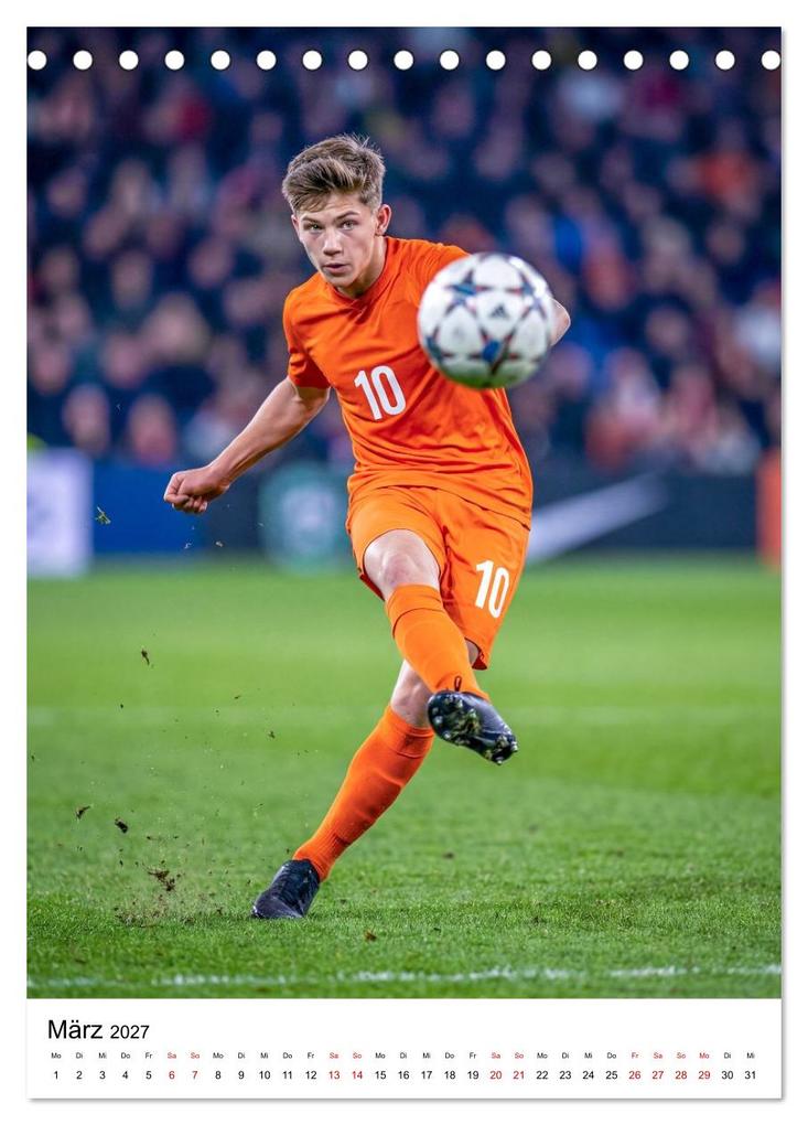 Weitere Ansicht: Am Ball - Dynamik des modernen Fußballs (Tischkalender 2027 DIN A5 hoch), CALVENDO Monatskalender | Calvendo, Lucas Winter