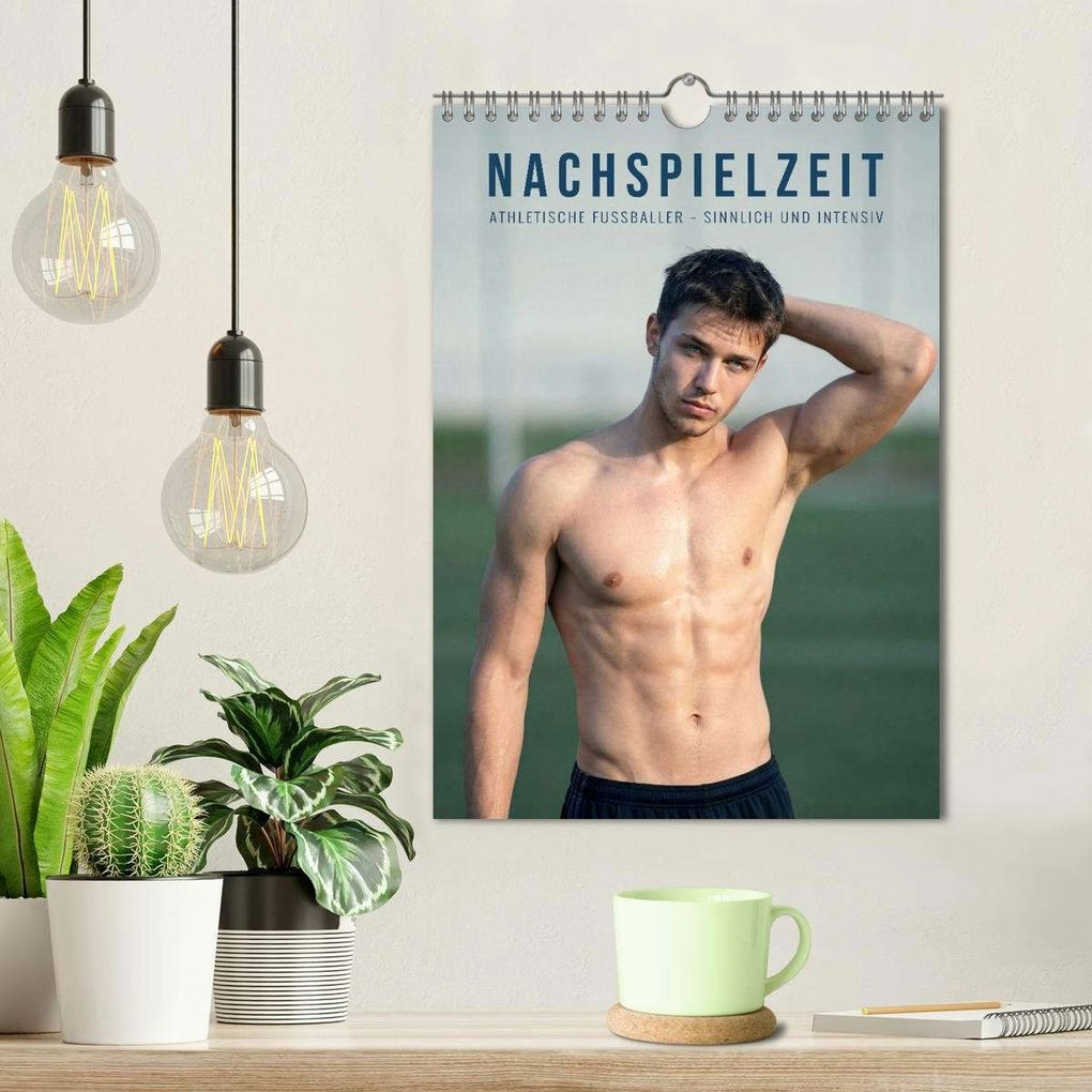 Weitere Ansicht: Nachspielzeit - Athletische Fußballer - sinnlich und intensiv (Wandkalender 2027 DIN A4 hoch), CALVENDO Monatskalender | SF-Design, Calvendo