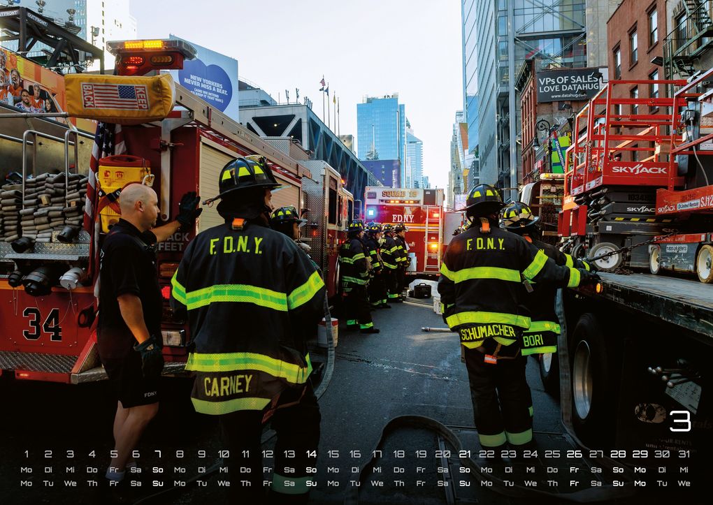 Weitere Ansicht: FIREFIGHTER - Retter in der Not - Feuerwehr - 2027 - Kalender DIN A2