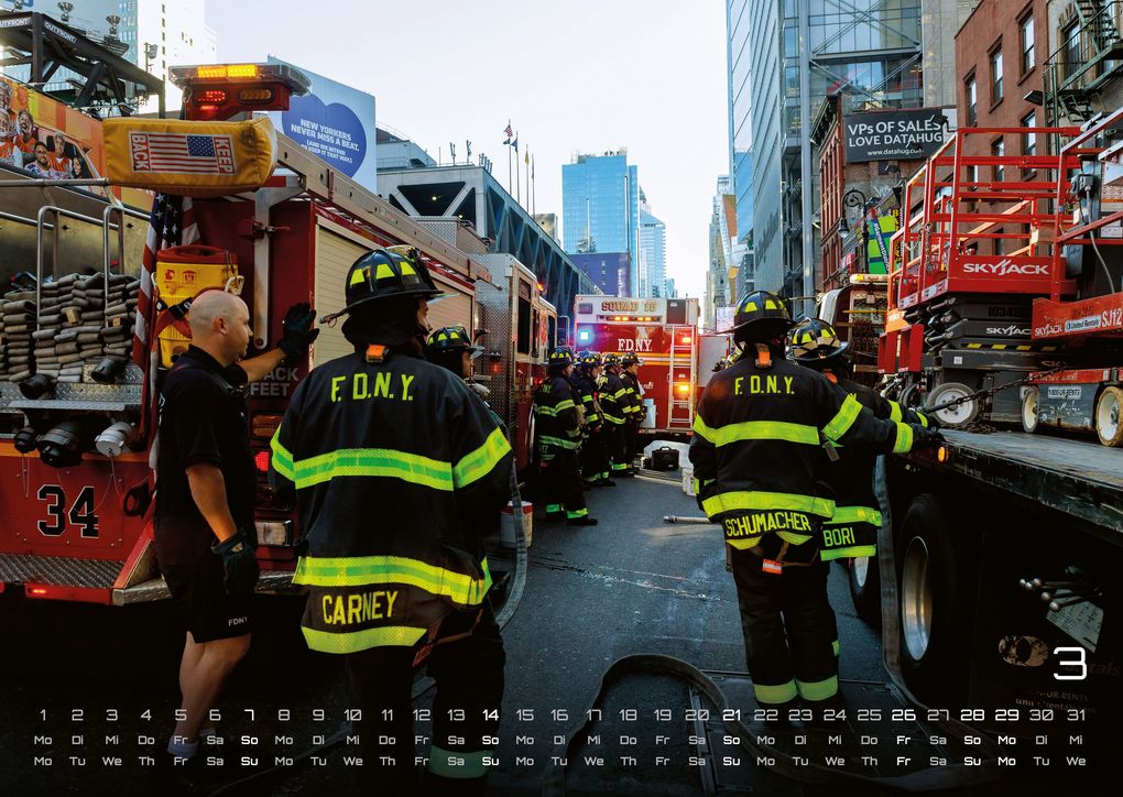 Weitere Ansicht: FIREFIGHTER - Retter in der Not - Feuerwehr - 2027 - Kalender DIN A3