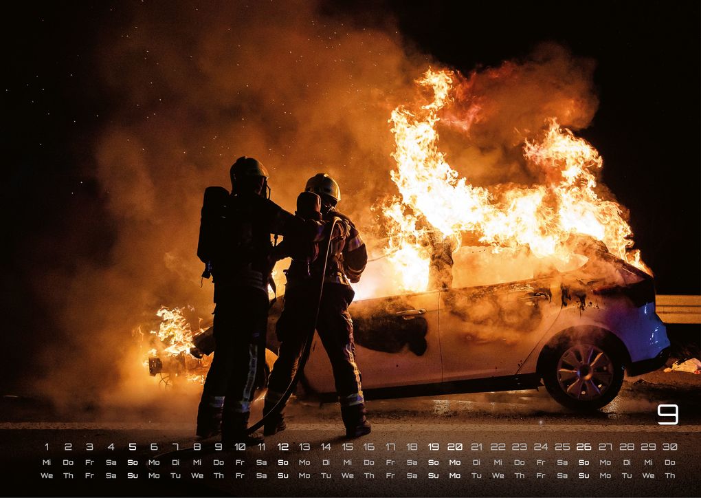 Weitere Ansicht: FIREFIGHTER - Retter in der Not - Feuerwehr - 2027 - Kalender DIN A3
