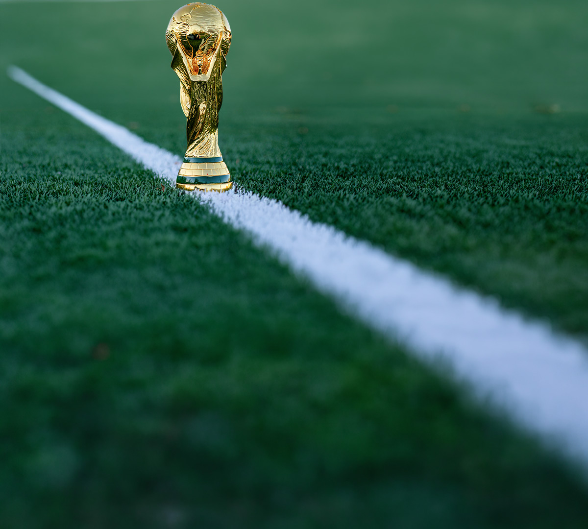 Fußballpokal auf Fußballrasen